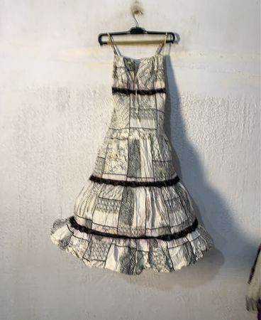 Gestuftes Kleid mit schwarzem Spitzenbesatz