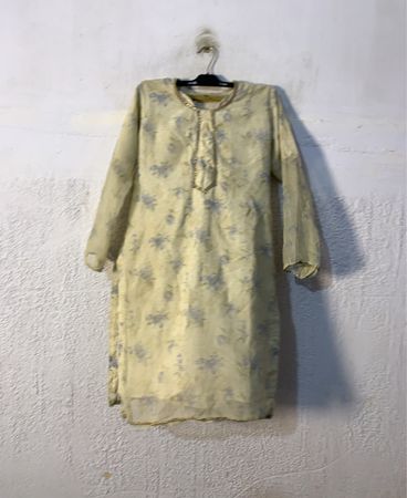  Lichtgelber Kurti mit blauem Blumenmuster und verziertem Ausschnitt