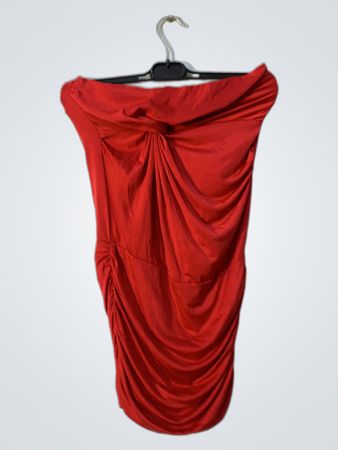 Rotes gerafftes trägerloses Kleid