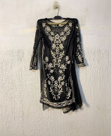 Geteiltes schwarzes besticktes durchsichtiges Kleid