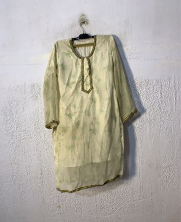 Cremetunika mit grünem Blumenmuster und goldenem Besatz