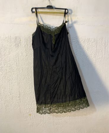 Schwarzes Slipkleid mit grünem Spitzenbesatz
