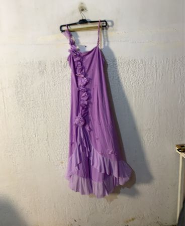Lila Rüschenkleid