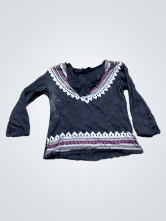 Schwarzes Longsleeve-Oberteil mit besticktem Ausschnitt