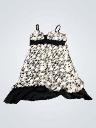 Schwarz-weiß gemustertes Kleid mit Rüschen