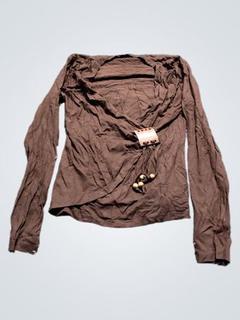 Braunes Langarmoberteil mit dekorativem Frontdetail