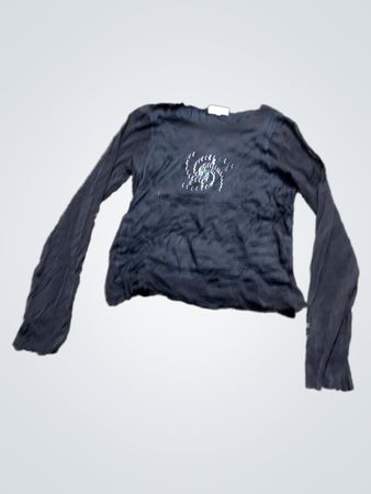 ein schwarzes Langarmshirt mit grafischem Detail