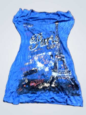 Blaues T-Shirt mit Grafik des Eiffelturms in Paris