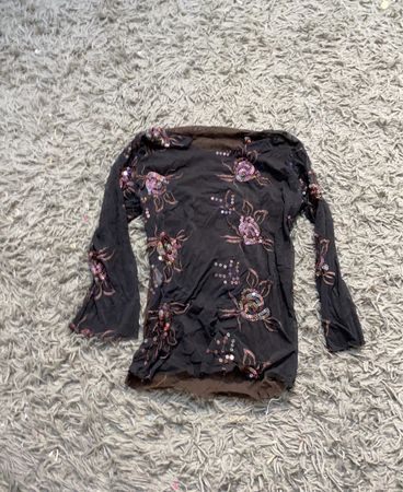 Schwarzes Langarmhemd mit floralen Pailletten-Details