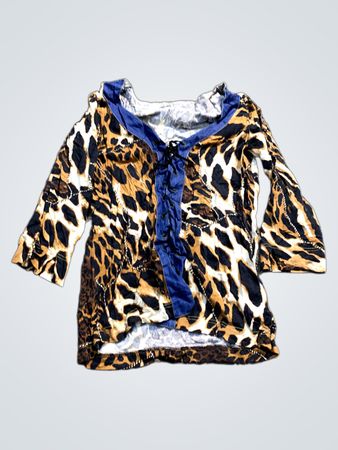 Passbild Leopardenmuster-Top mit blauem Schnürkragen
