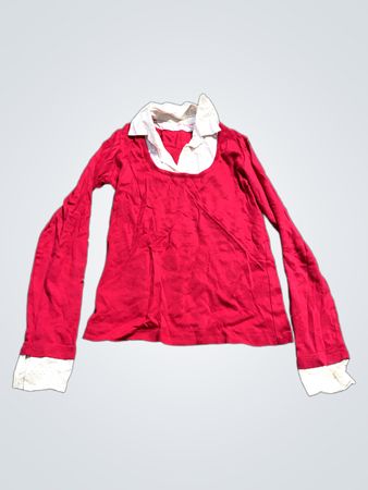 Rotes Langarmshirt mit weißem Kragen und Manschetten