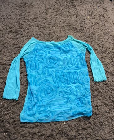 Blaues T-Shirt mit abstraktem Muster