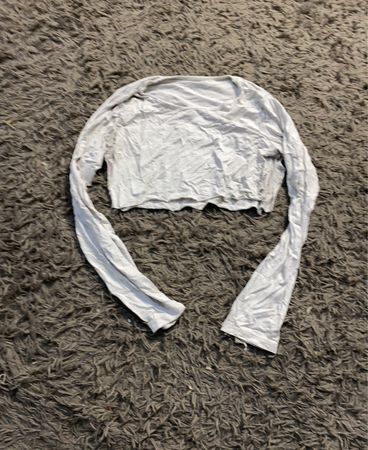 Weißes kurzes Langarmshirt