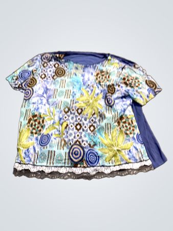 Blaues und weißes T-Shirt mit Blumenmuster und Spitze
