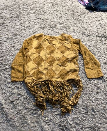 Brauner Strickpullover mit Rautenmuster und Fransen
