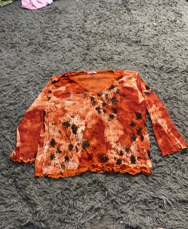 Oranges Netzoberteil mit floralem Druck