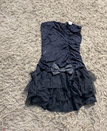 Schwarzes Rüschkleid mit Schleife