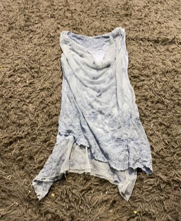 Blau und weiße transparente Bluse