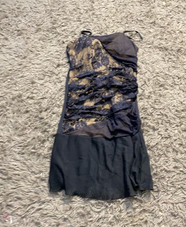 Schwarzes Kleid mit Spitzenakzenten