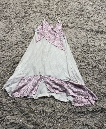 Hellgraues Slipkleid mit pinker Spitzenborte