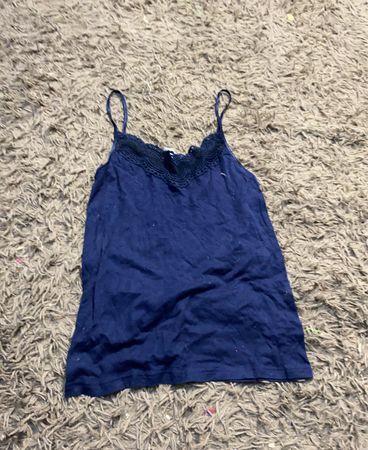 Blaue Spaghettiträgershirt mit Spitzenbesatz