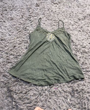 Grünes Tanktop mit verzierten Ausschnitt
