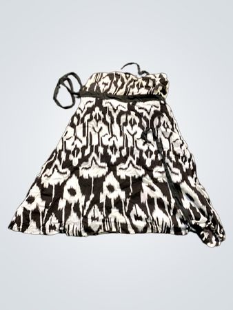 Schwarz-weißer gemusterter Kleid