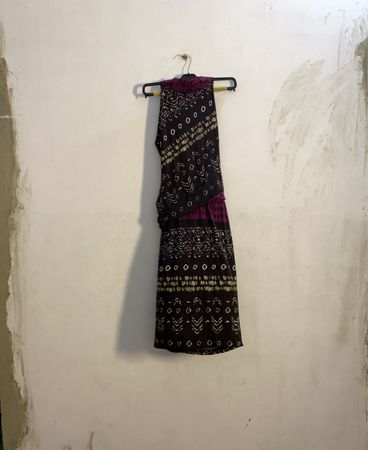 Braun und lila gemustertes Kleid
