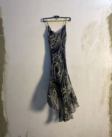 Schwarzes Kleid mit Wirbelmuster