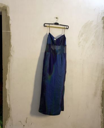 Blaues und grünes schillerndes Slipkleid mit Sternelementen