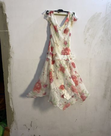 Weißes Blumenmusterkleid
