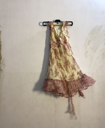 Gelb und rot gemustertes Halterkleid