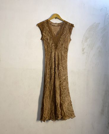 Braunes strukturiertes V-Ausschnitt-Kleid