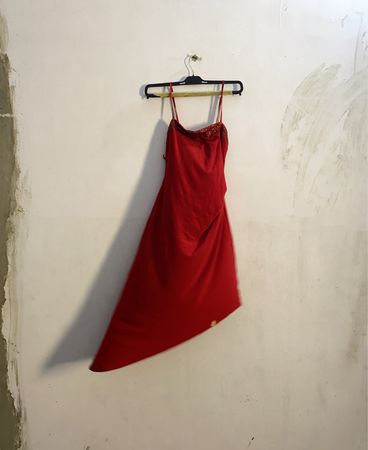 Rotes Spaghettiträgerkleid