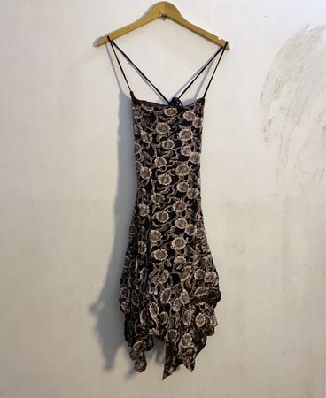 Blumenmuster asymmetrisches Kleid
