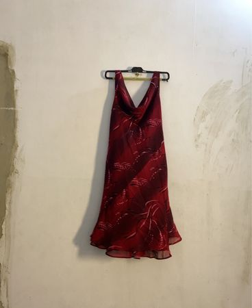 Rotes gemustertes Kleid