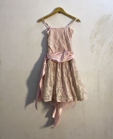 Rosa Spitzenkleid mit Satinschärpe