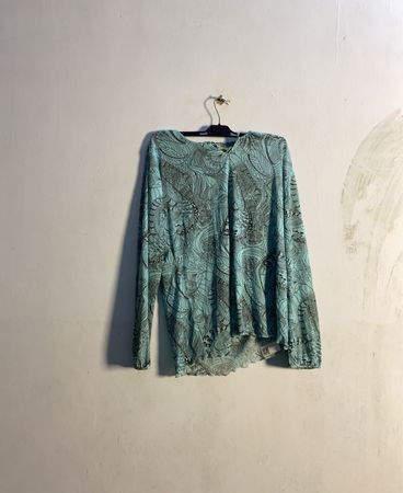 Blaues Langarmshirt mit schwarzem Muster