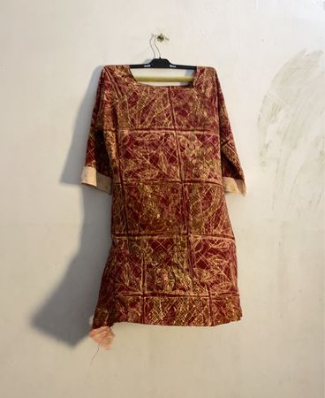 Rotes und gelbes gemustertes Kleid