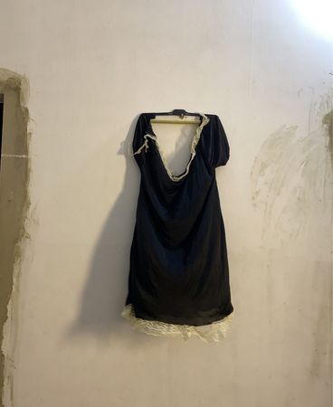 Schwarzes Slipkleid mit Spitzenrand