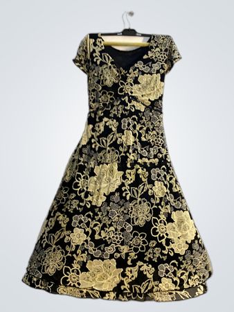 Schwarzes Kleid mit floralem Druck, kurzen Ärmeln und einem Gürtel.