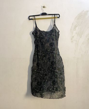 Schwarzes, durchsichtiges Unterkleid mit Blumenmuster