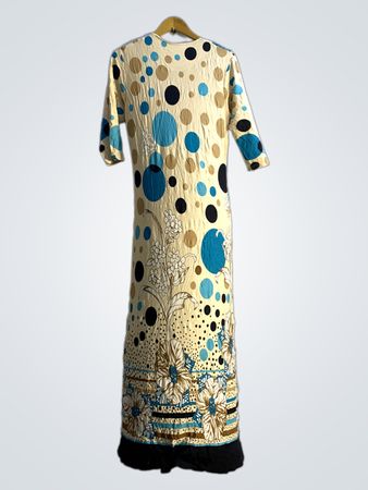 Langes Kleid mit Punkten und Blumenmuster
