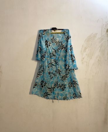 Blaues Blumenmuster-Kimono und schwarzes Pünktchenkleid