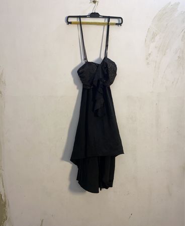Schwarzes Rüschengesäumtes Asymmetrisches Kleid
