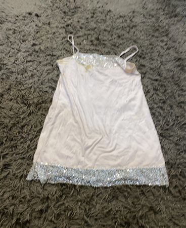 Weißes Slipkleid mit Pailletten