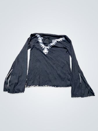 Schwarzes Langarmshirt mit weißem Besatz und Schnürkragen