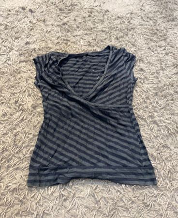 Gestreifte V-Ausschnitt T-Shirt