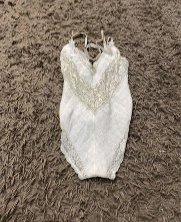 Weißer Body mit Spitzenbesatz