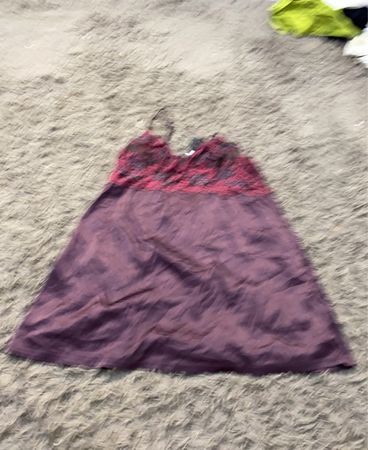 Lila Slip mit Spitzenbesatz